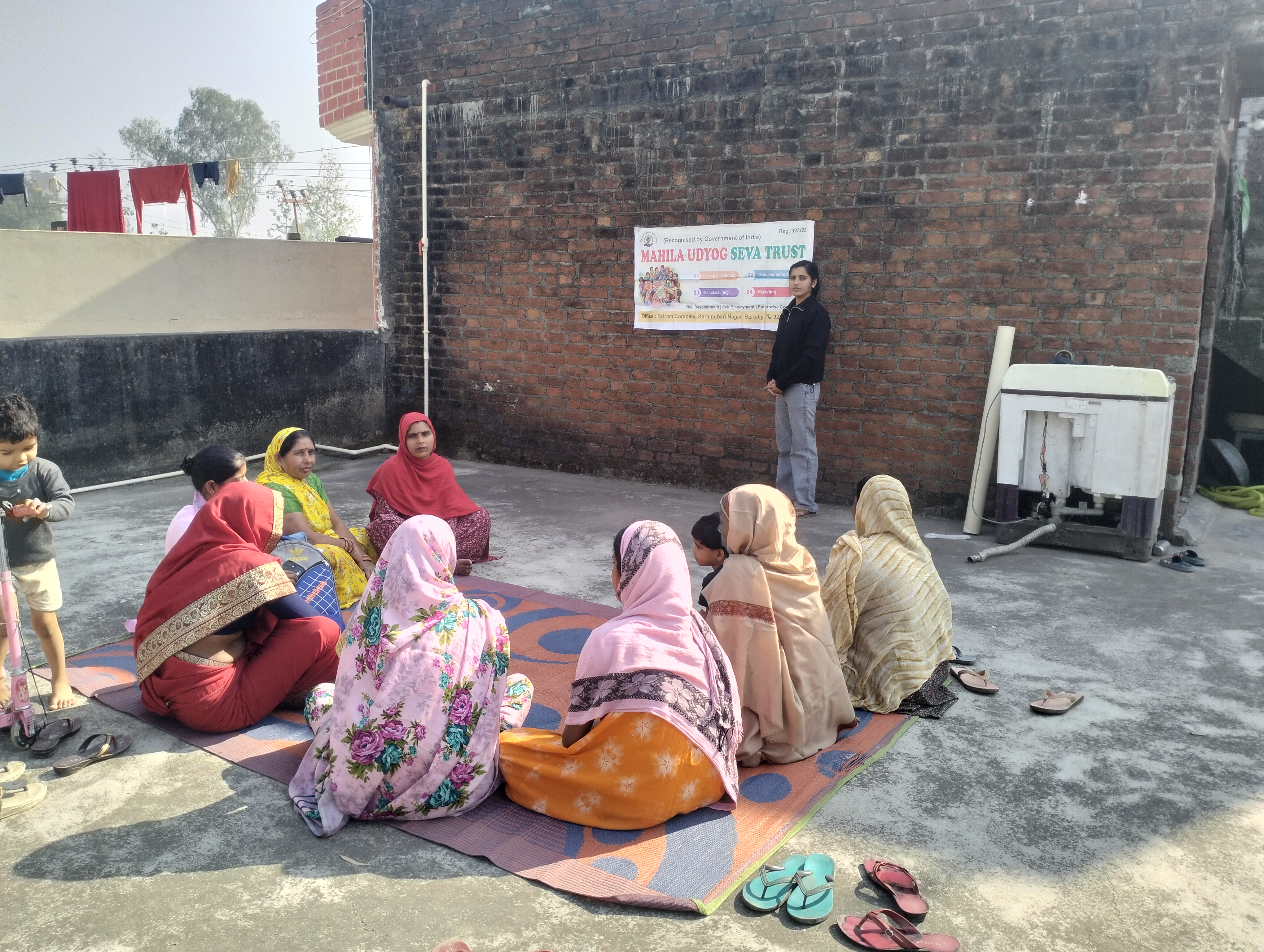 Udyam samuh ki jankari dete huye meeting 