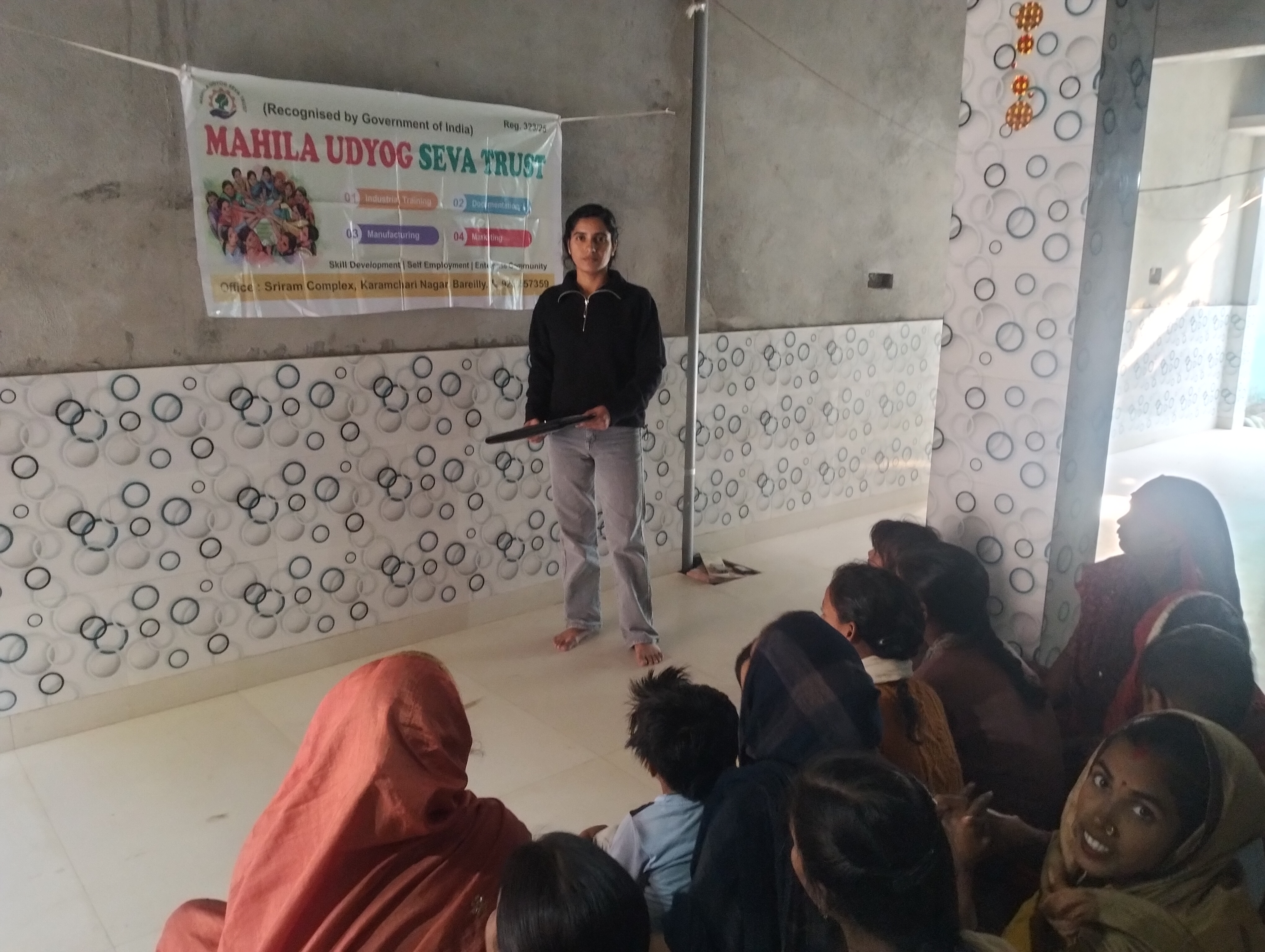 Udyam samuh ki jankari dete huye meeting 